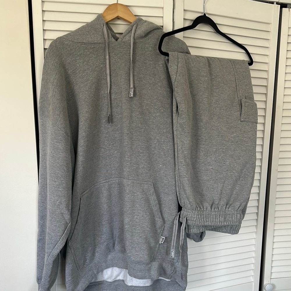 Men's Gray Hoodie and Sweatpants Set